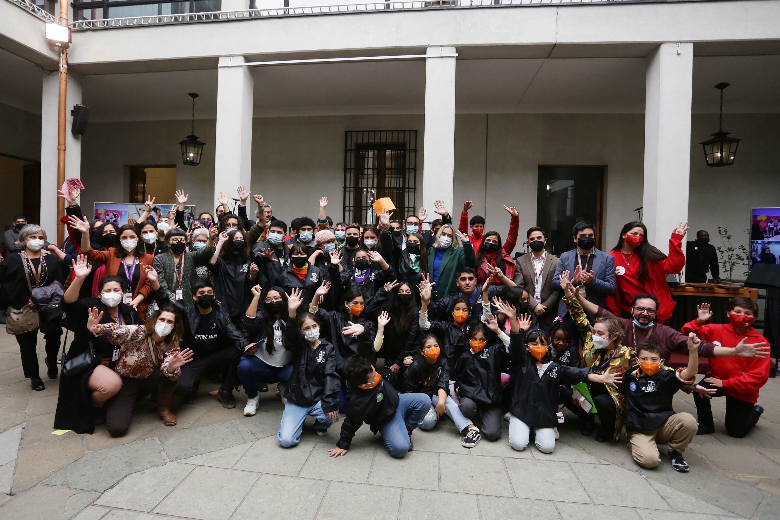 Niños, niñas y jóvenes irrumpieron con intervenciones artísticas en La Moneda por la Semana de la Educación Artística