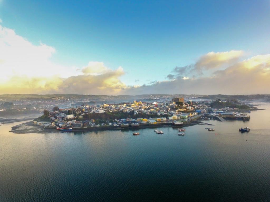 Imagen aérea de la ciudad de Castro cuyo casco histórico fue declarado Monumento Nacional