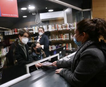 Ministra de las Culturas y presidente del Metro de Santiago reabren Bibliometro de San Pablo con 3.000 ejemplares para préstamo