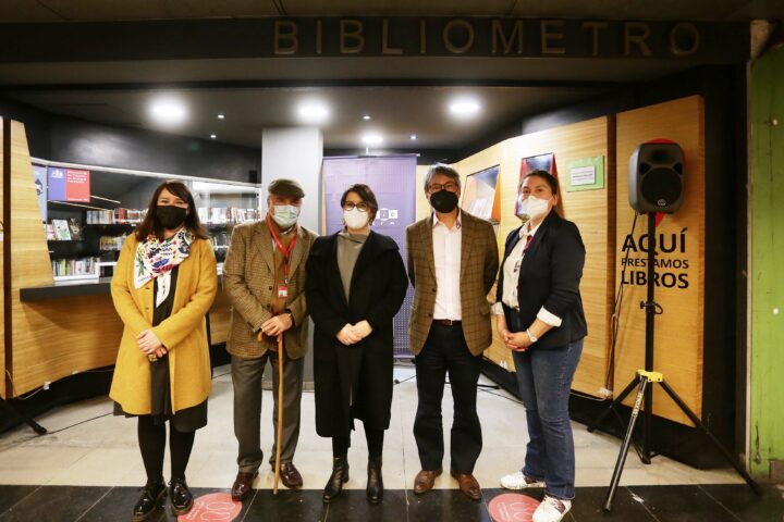 Ministra de las Culturas y presidente del Metro de Santiago reabren Bibliometro de San Pablo con 3.000 ejemplares para préstamo