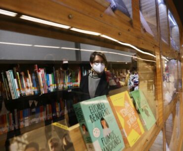 Ministra de las Culturas y presidente del Metro de Santiago reabren Bibliometro de San Pablo con 3.000 ejemplares para préstamo