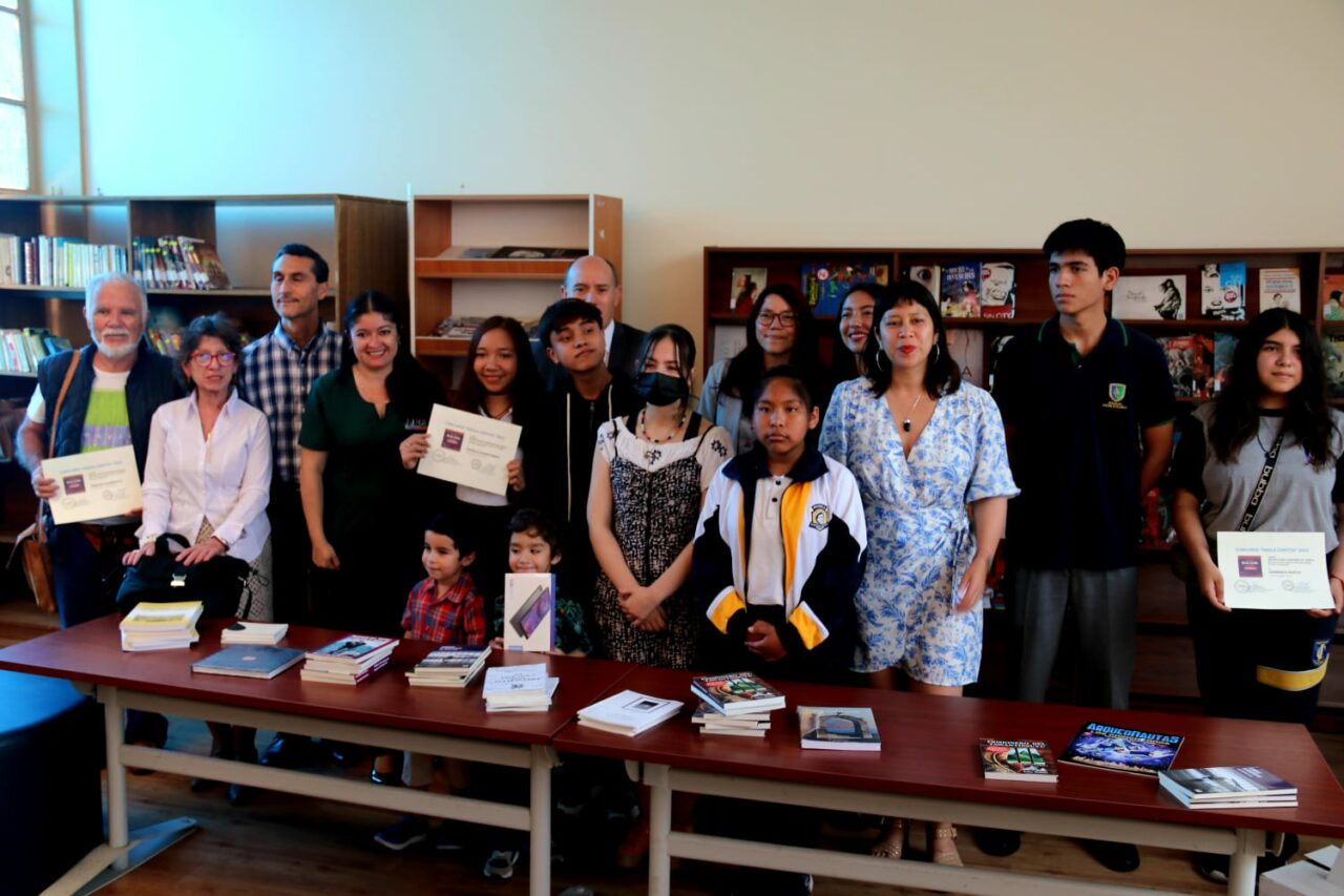 Entregan premios a ganadores y ganadoras de concurso literario en Arica ...