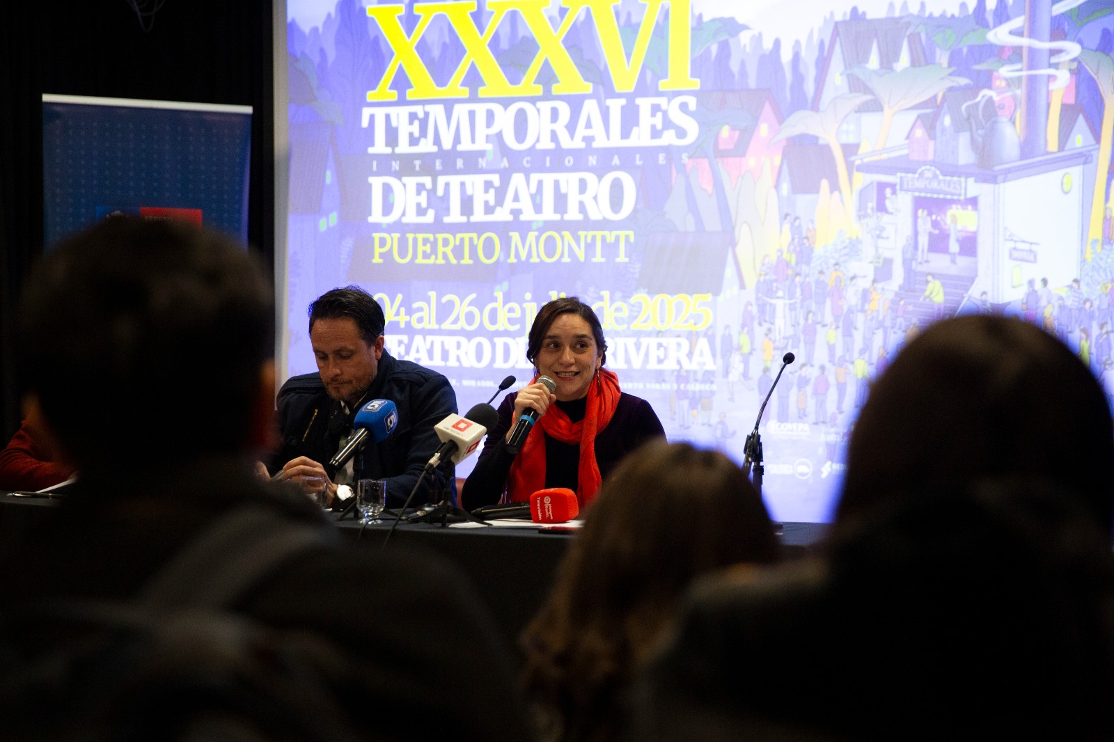 Seremi Ana María Santos junto a alcalde de Puerto Montt, Rodrigo Wainraihgt. lanzan 36° Versión de los Temporales Internacionales de Teatro, junto al director (I) Corporación Cultural de Puerto Montt. Mario Barrientos.
