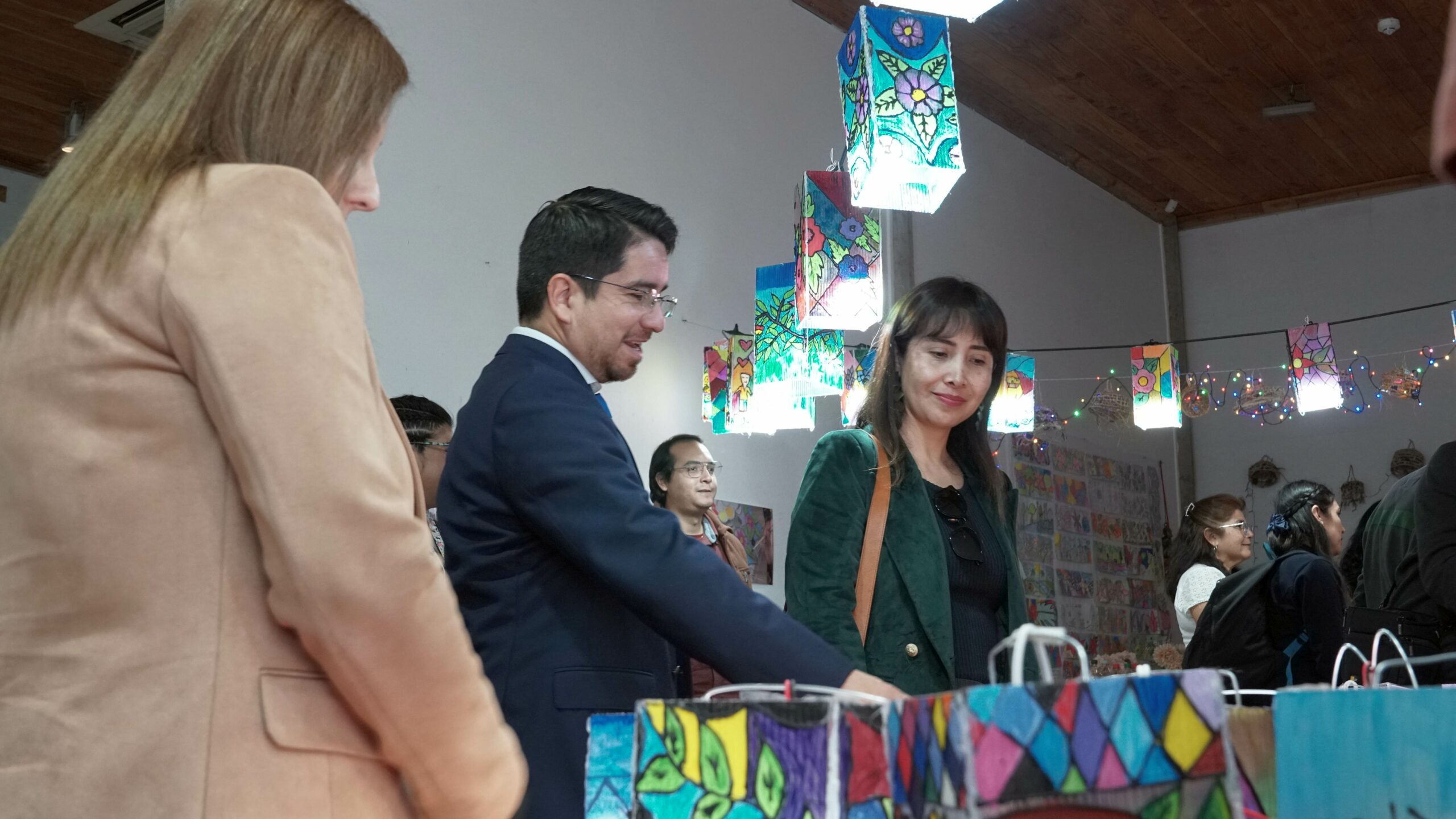 la exposición “Reflejos de Luz: Lámparas Sostenibles”