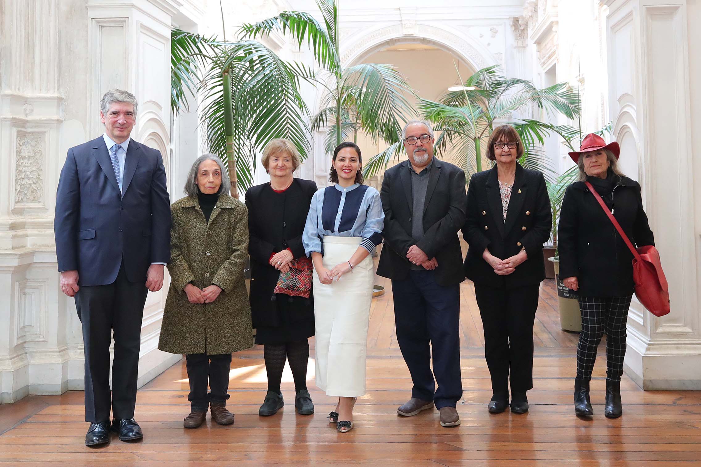 Ramón Díaz Eterovic junto al jurado