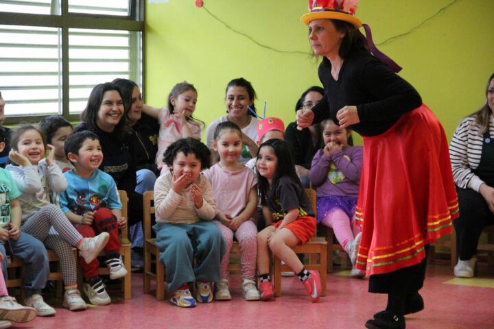La ópera despierta la admiración de niñas y niños del jardín infantil Nelda Panicucci