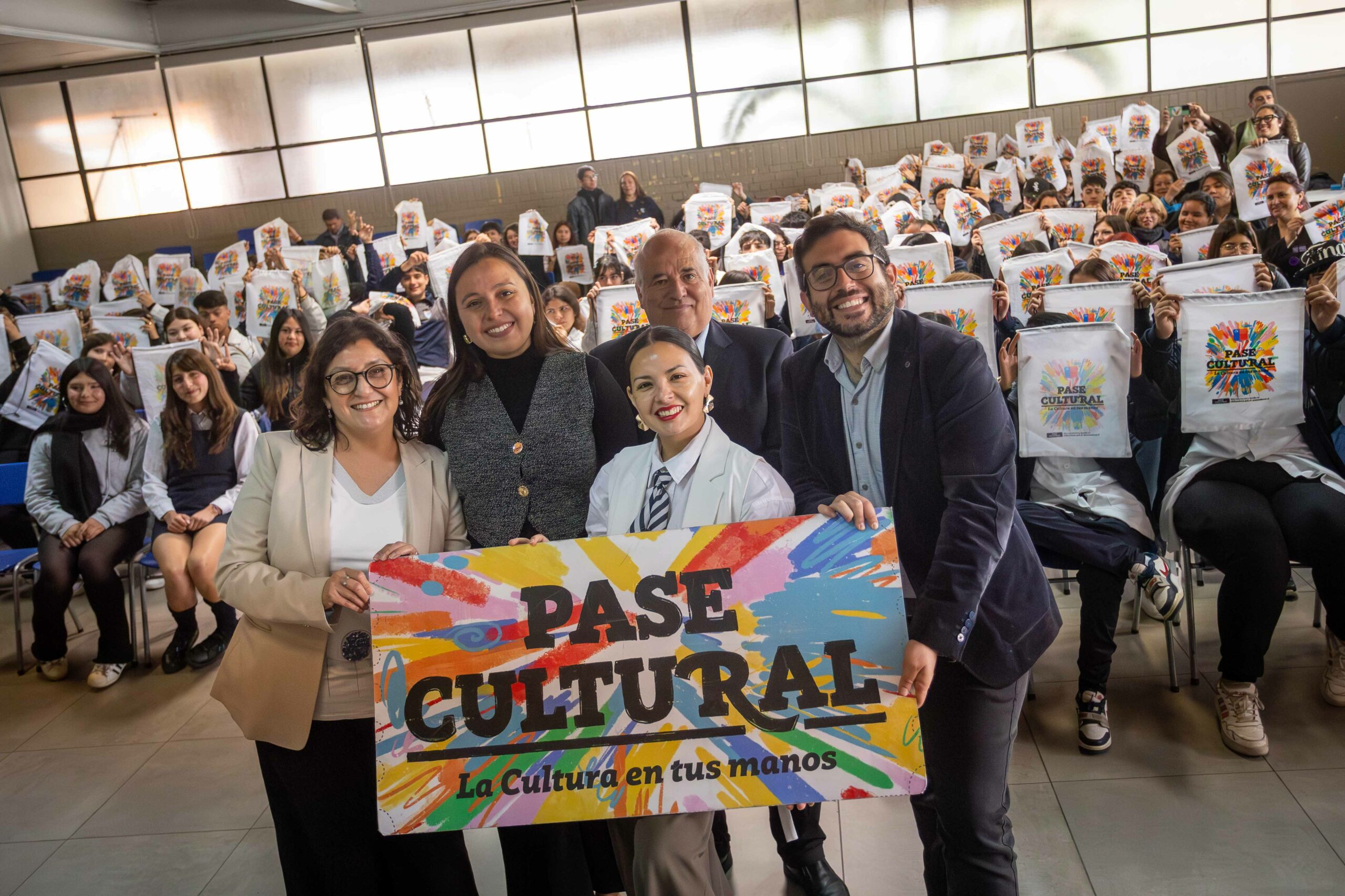 Ministra de las Culturas y alcaldesa de Valparaíso encabezan activación del Pase Cultural en liceo Eduardo de la Barra