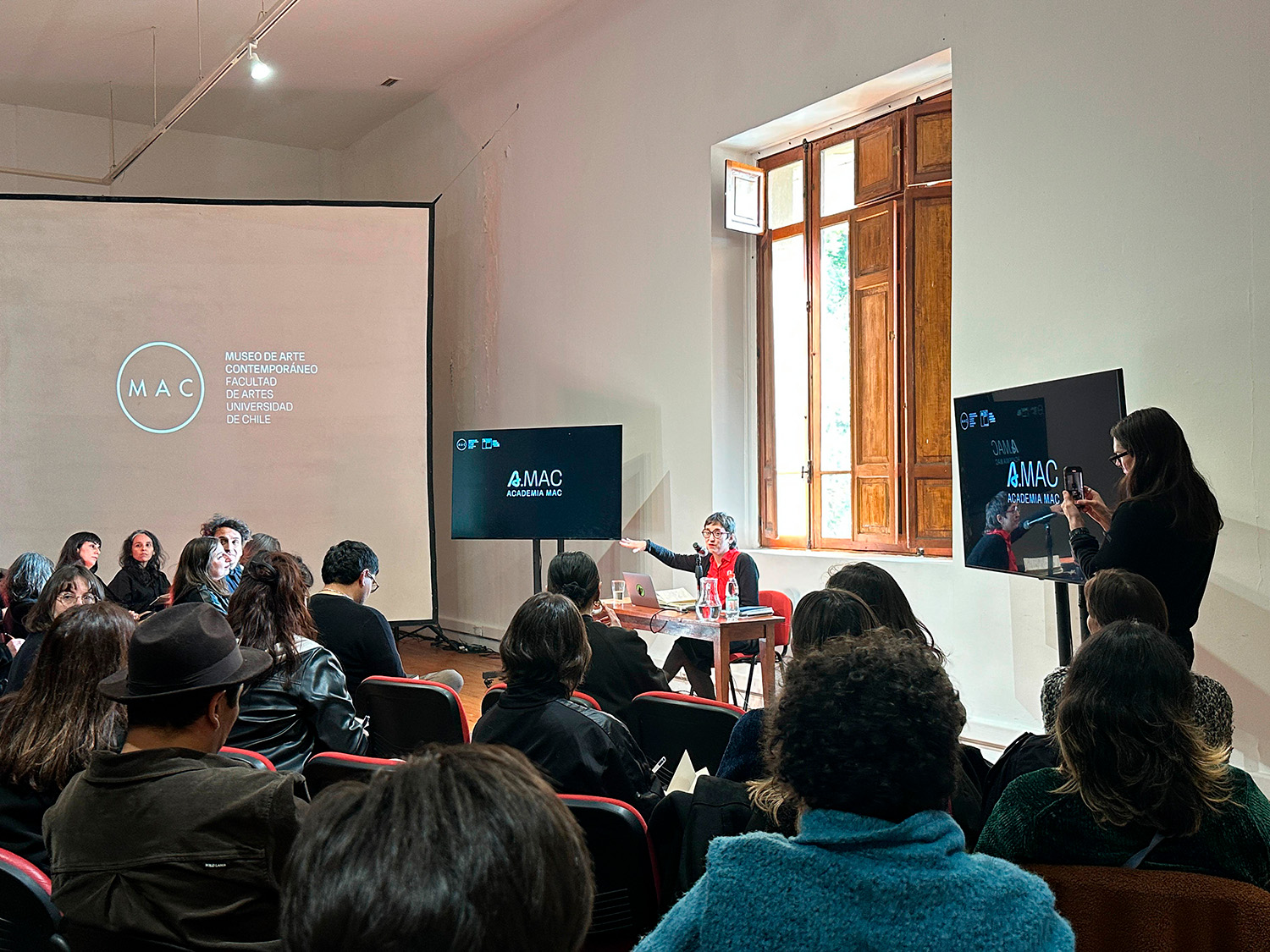 Academia MAC continúa sus actividades con conferencia del artista Santiago Sierra