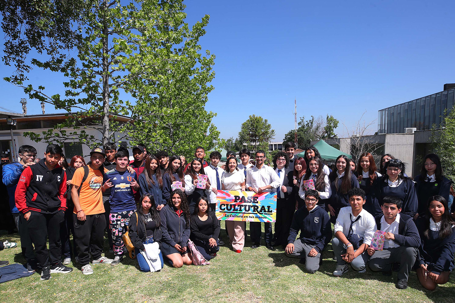 Ministra de las Culturas y alcalde de Peñalolén participan de la activación del Pase Cultural