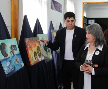 Más de 300 obras visuales unen a tres generaciones en la exposición "Matices Creando Conexiones Humanas"