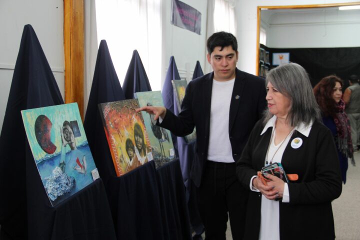 Más de 300 obras visuales unen a tres generaciones en la exposición "Matices Creando Conexiones Humanas"