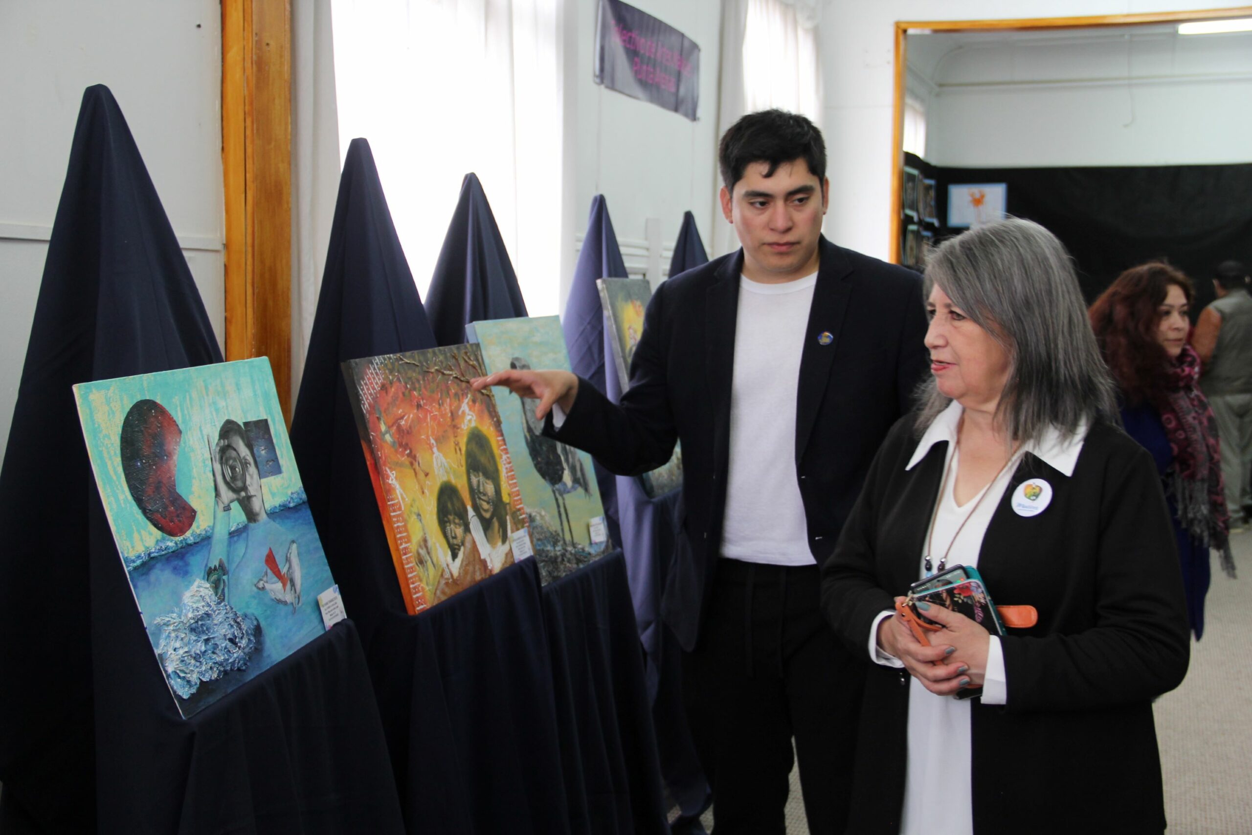 Más de 300 obras visuales unen a tres generaciones en la exposición "Matices Creando Conexiones Humanas"
