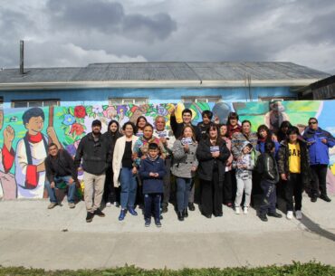 Vecinos del barrio Juan Pablo II inauguran mural participativo que retrata su identidad
