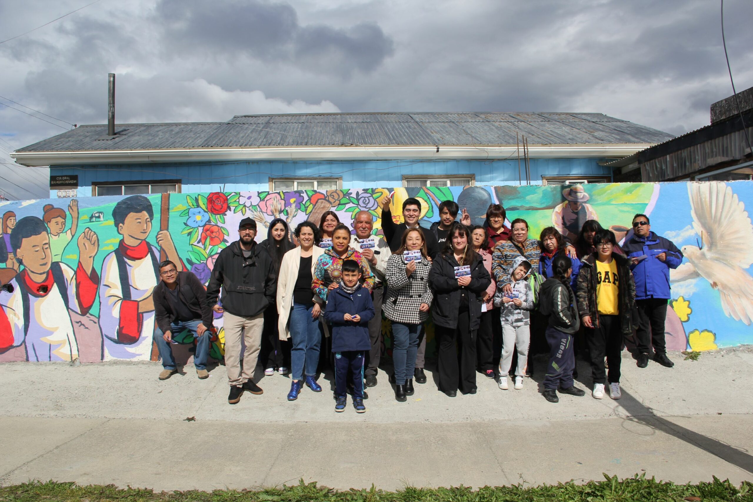Vecinos del barrio Juan Pablo II inauguran mural participativo que retrata su identidad