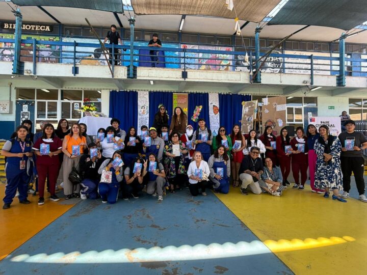 Estudiantes de liceo "La Portada" reciben Antología Ciudadana de Gabriela Mistral