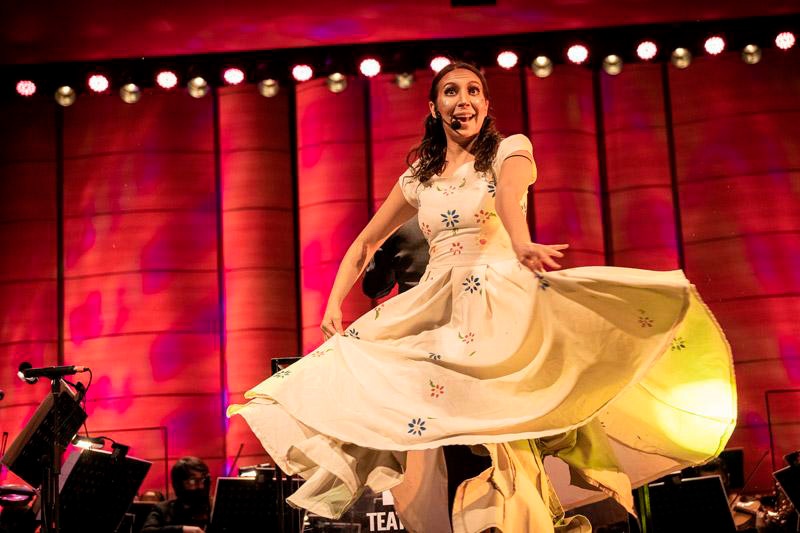 Orquesta de Cámara de Chile presenta obra “Gabriela Mistral Canta Cuentos” de la compañía Tryo Teatro Banda