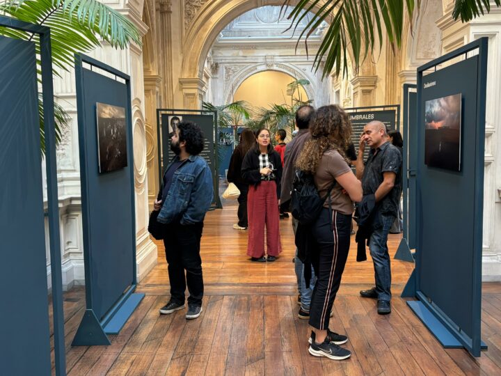 “Umbrales”: exposición póstuma del fotógrafo Fabián España llega al Palacio Pereira de Santiago