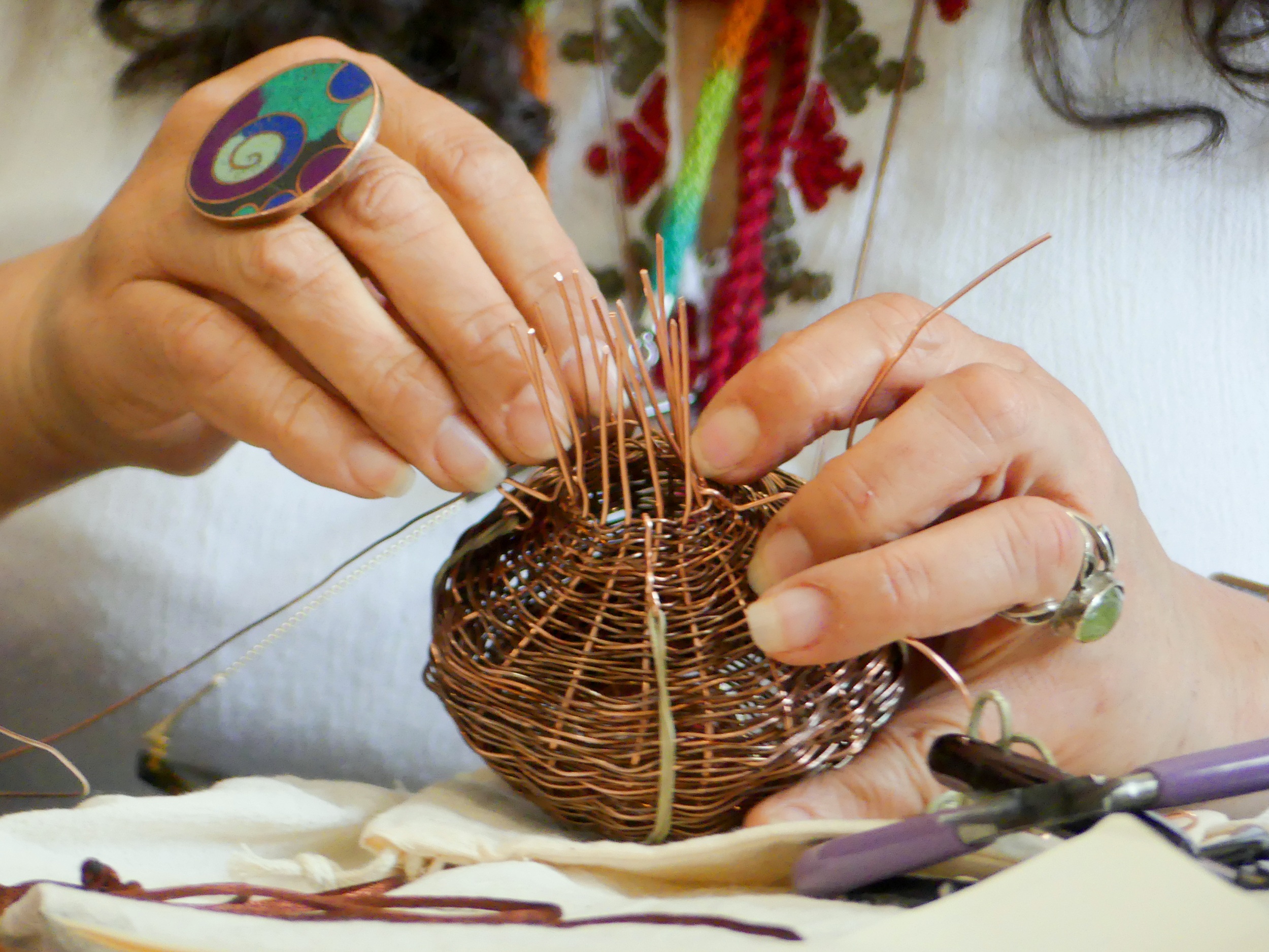 Lanzan catálogo con más de 50 obras de alfarería y orfebrería