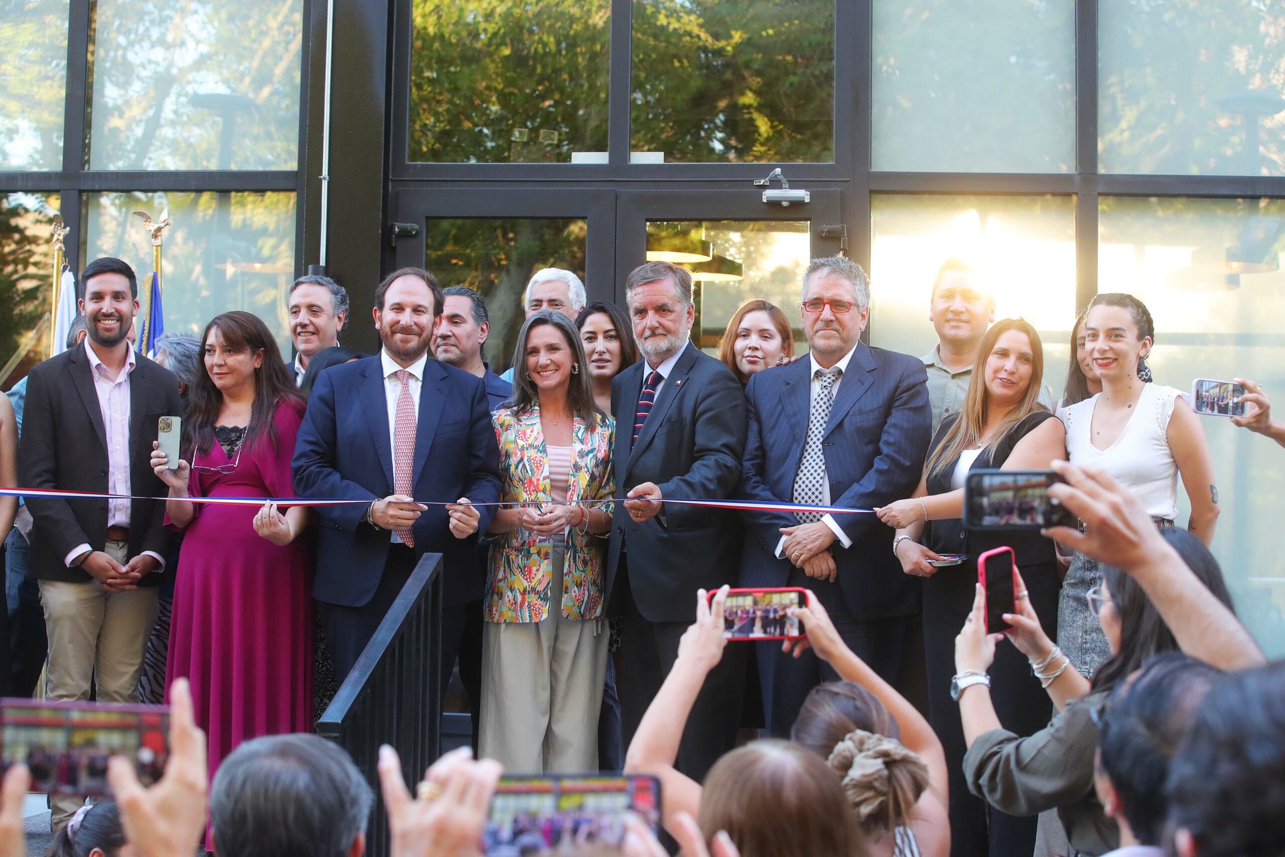 Ministro de las Culturas y alcalde Luksic inauguran el nuevo Café Literario de Huechuraba