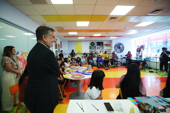 Ministro Francisco Undurraga visitó Instituto Teletón y compartió con niños, niñas y jóvenes en rehabilitación