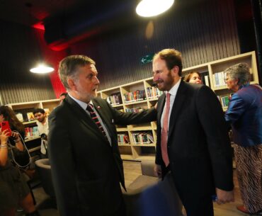 Ministro de las Culturas y alcalde Luksic inauguran el nuevo Café Literario de Huechuraba