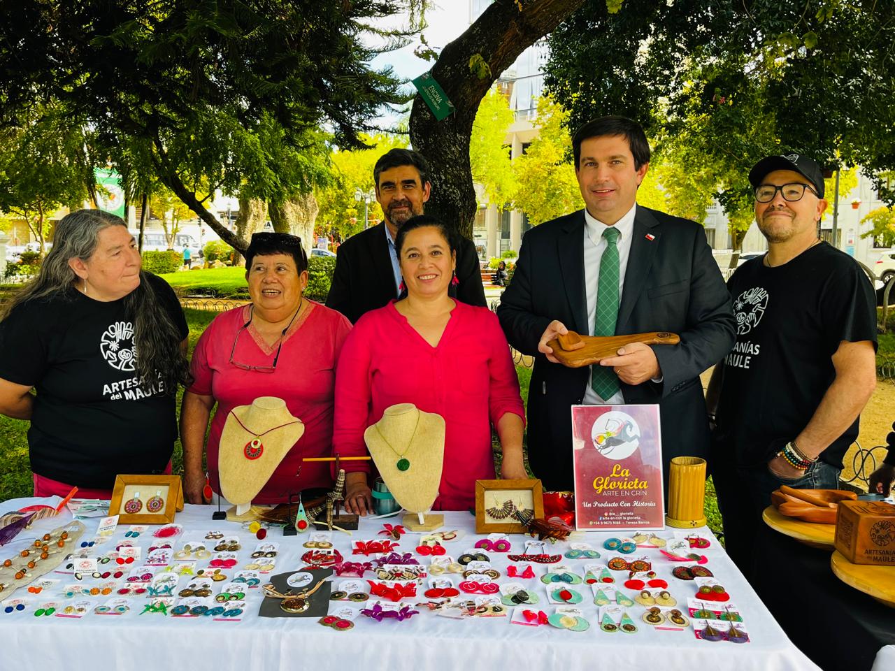 Artesanos del Maule celebran su día con intervención en la Plaza de Talca