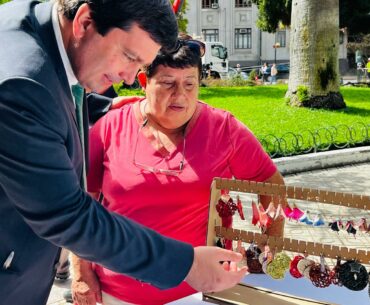 Artesanos del Maule celebran su día con intervención en la Plaza de Talca
