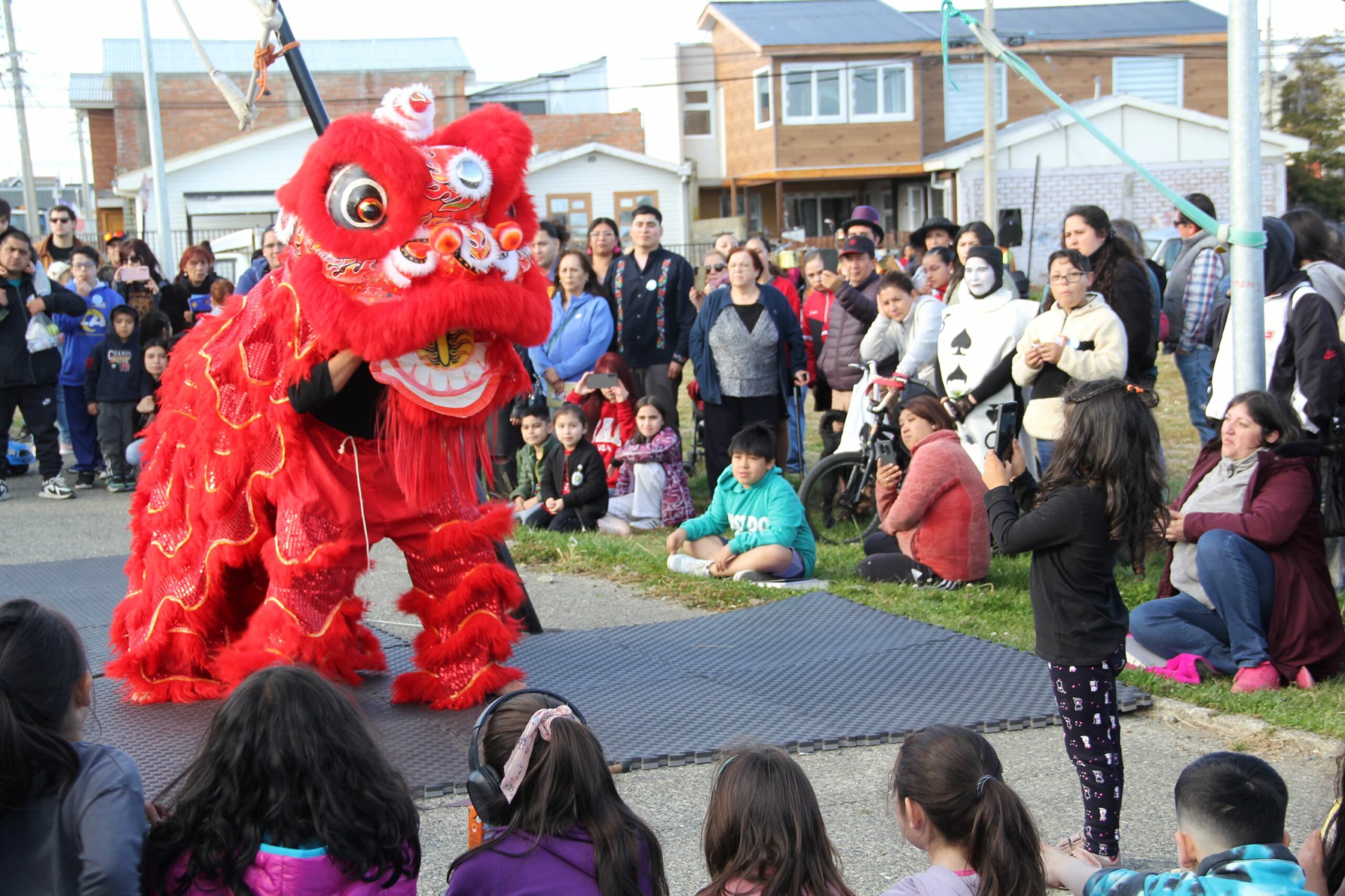 Carnaval “Ruta de los Mares” inundó de color y alegría barrios de Punta Arenas