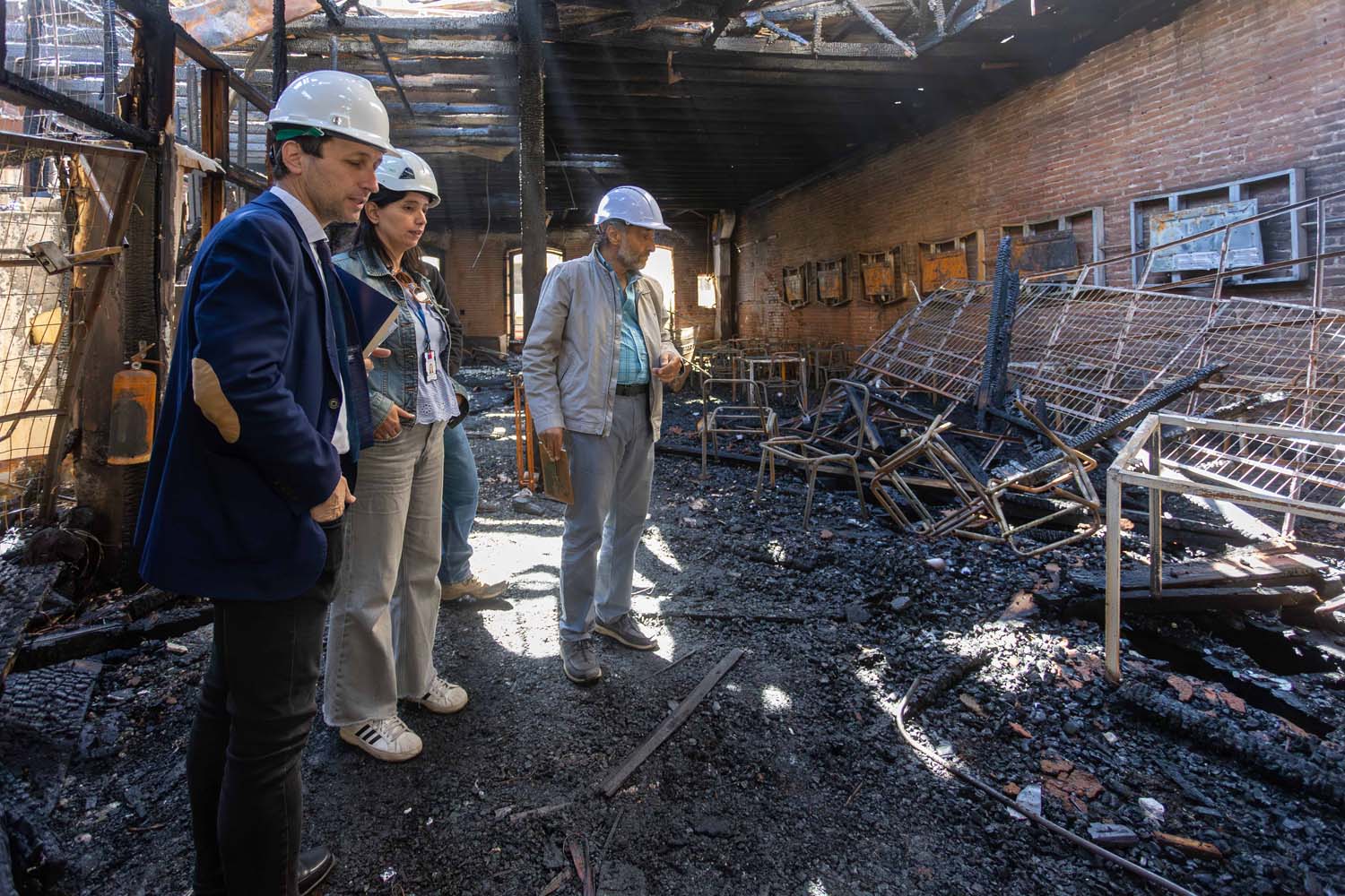Autoridades coordinan acciones conjuntas tras incendio en Espacio Prat