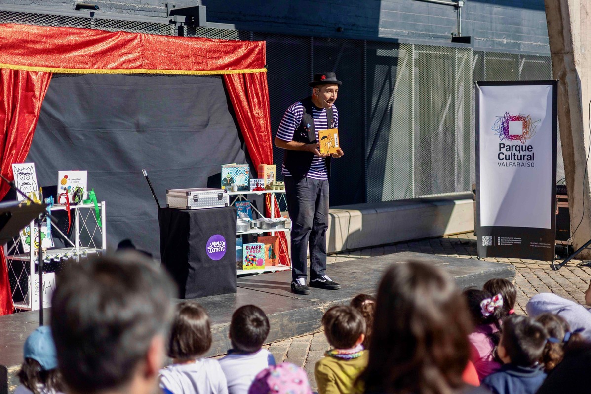 Niños y familias de acogida celebran el Día del Libro con magia, relatos y caricaturas en Valparaíso