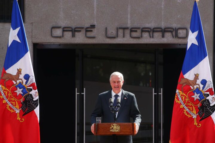 Presidente de la República y Ministro de las Culturas participan en la inauguración del Café Literario del Parque Balmaceda