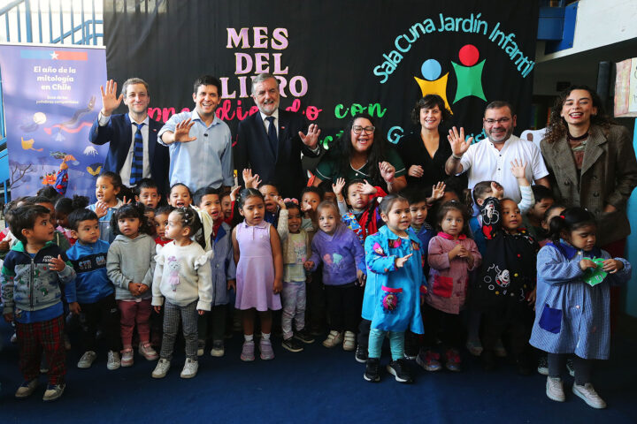 Ministro Francisco Undurraga lanza Mes del Libro