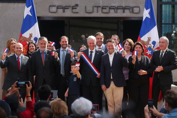 Presidente de la República y Ministro de las Culturas participan en la inauguración del Café Literario del Parque Balmaceda