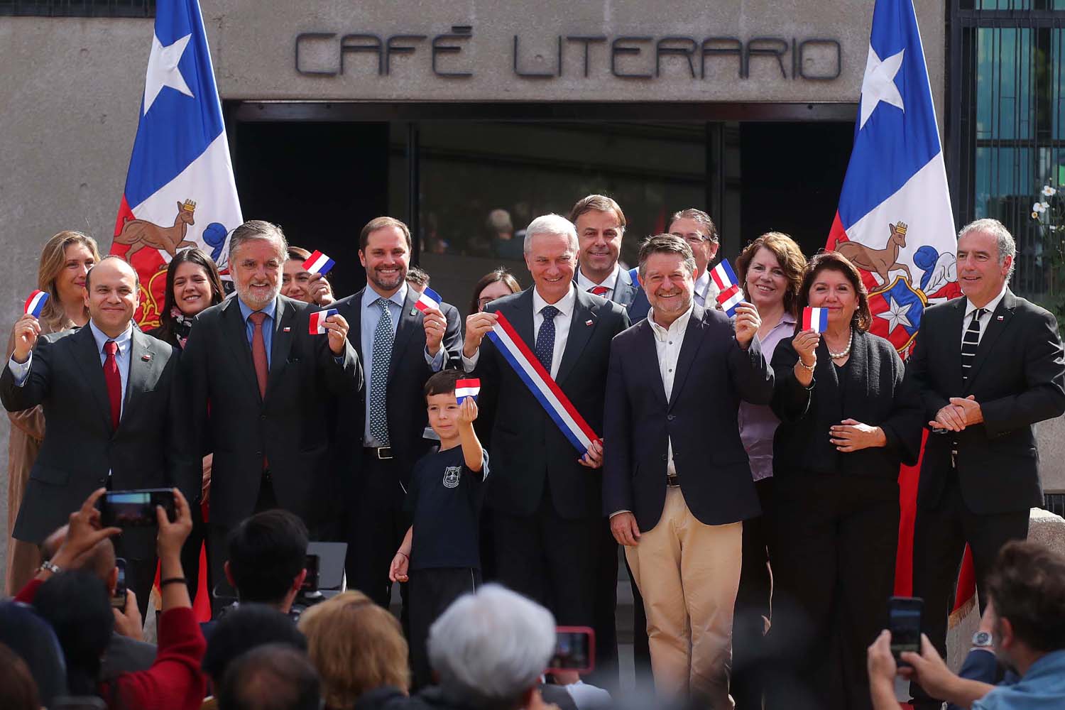 Presidente de la República y Ministro de las Culturas participan en la inauguración del Café Literario del Parque Balmaceda