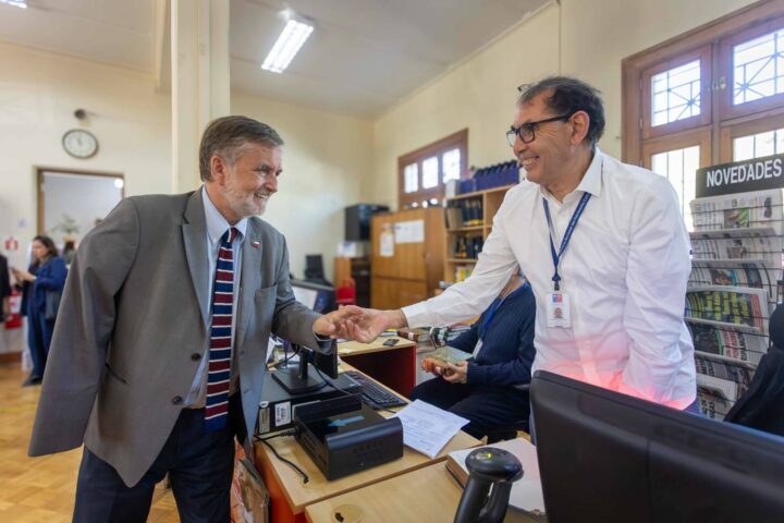Ministro de las Culturas recorre Biblioteca Santiago Severin