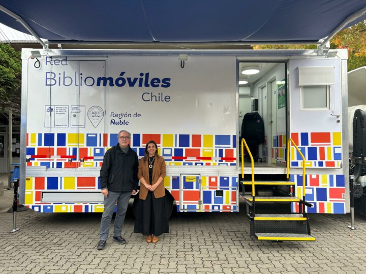 Seremi de Cultura inaugura nuevo Bibliomóvil que recorrerá Ñuble