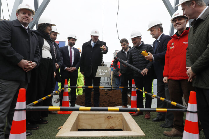Ministro de las Culturas y gobernador instalan primera piedra de la futura Biblioteca Regional de La Araucanía en Temuco.