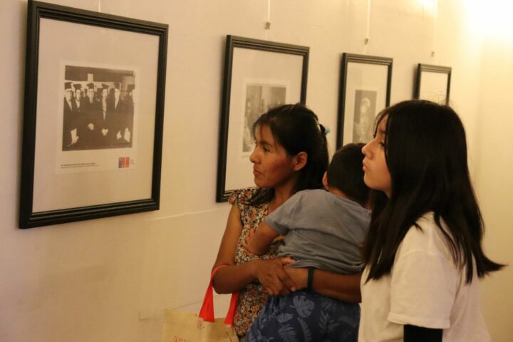 Vecinas del Barrio Juan Pablo II visitaron exposición de archivos de Gabriela Mistral y Griselda Hinojosa