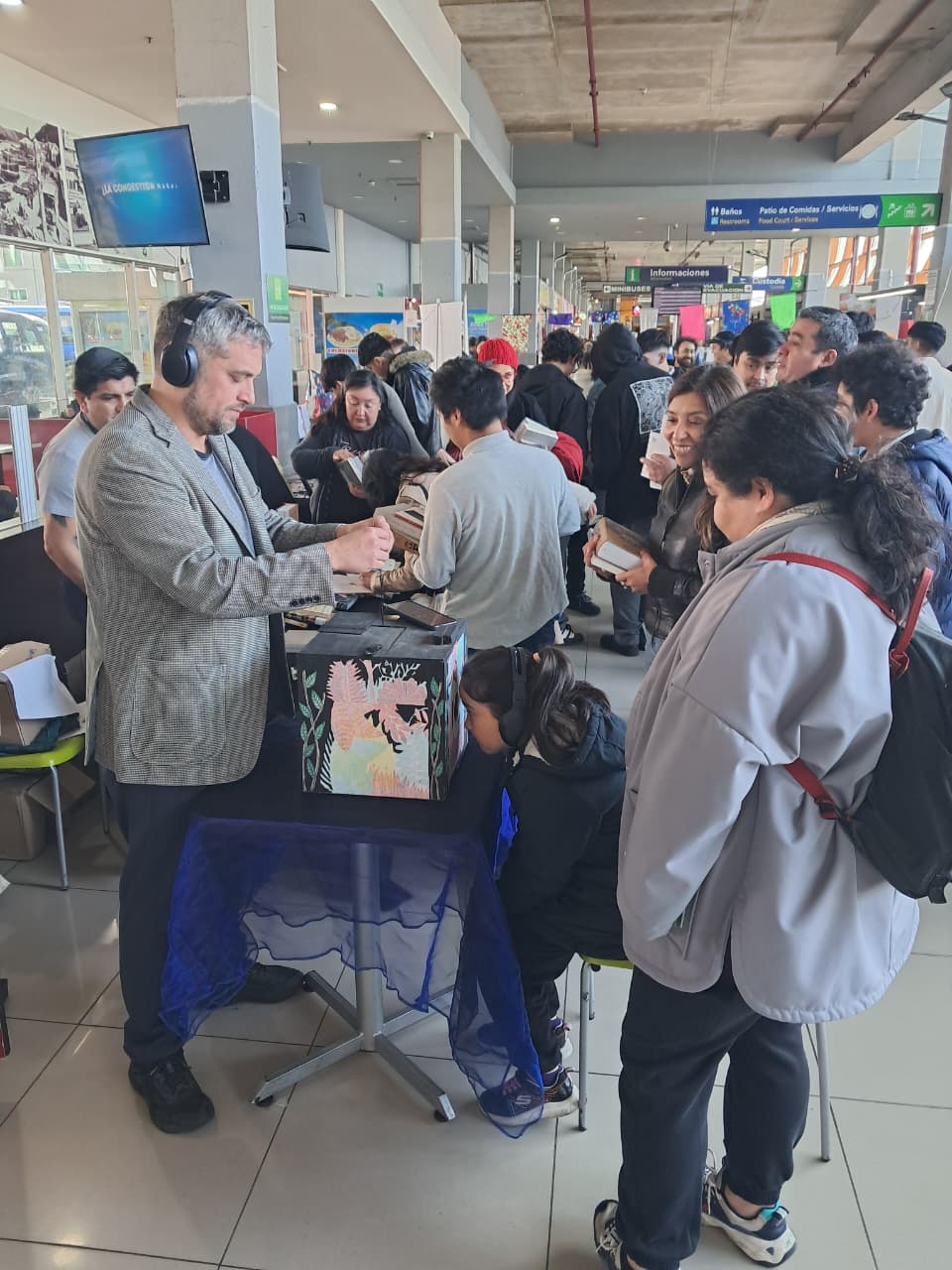 Más de 300 libros fueron entregados gratuitamente al público en el Terminal de Buses de Puerto Montt