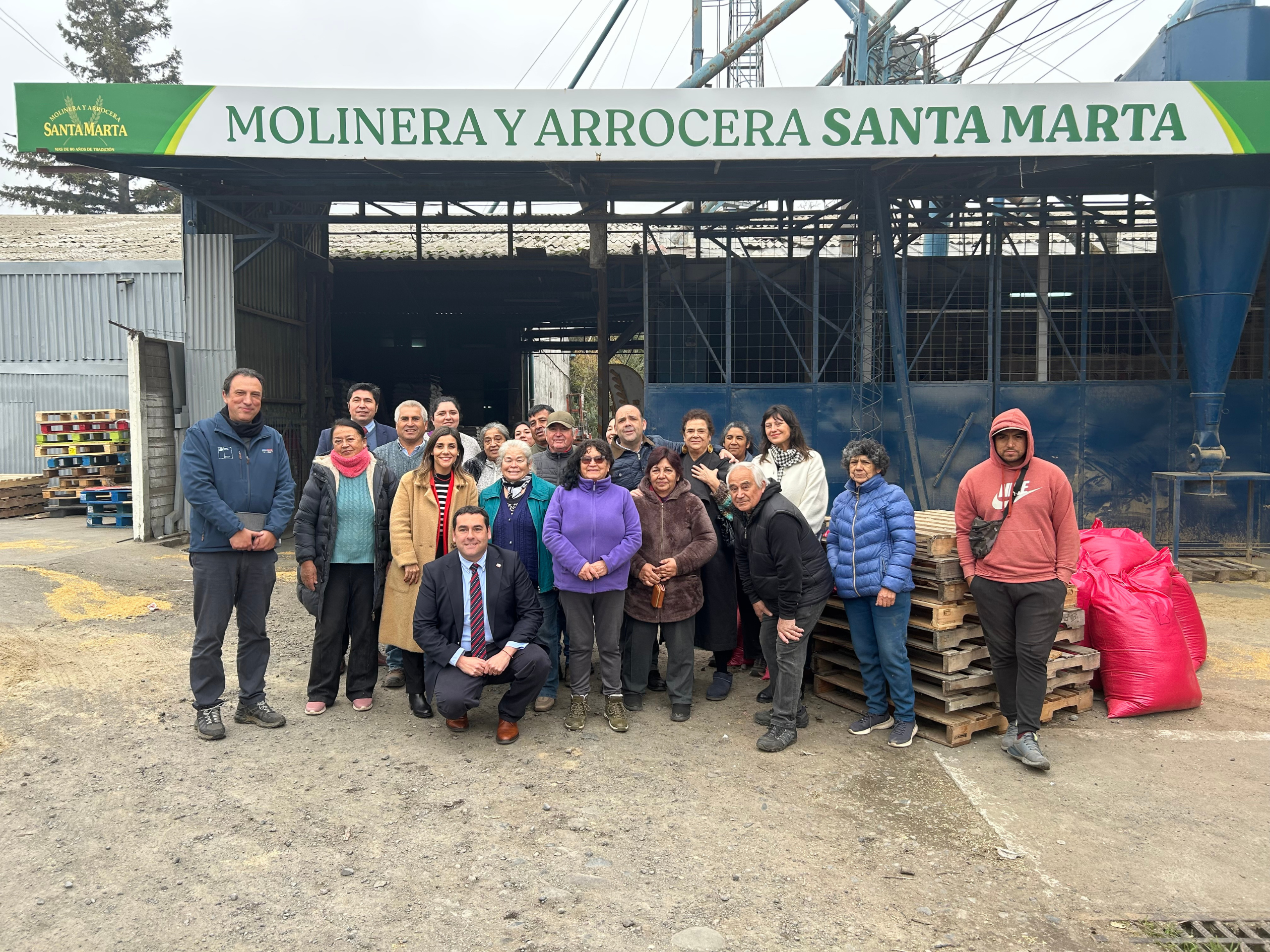 Seremi de las Culturas articula traslado de cascarilla de arroz para alfareras de Quinchamalí y Santa Cruz de Cuca