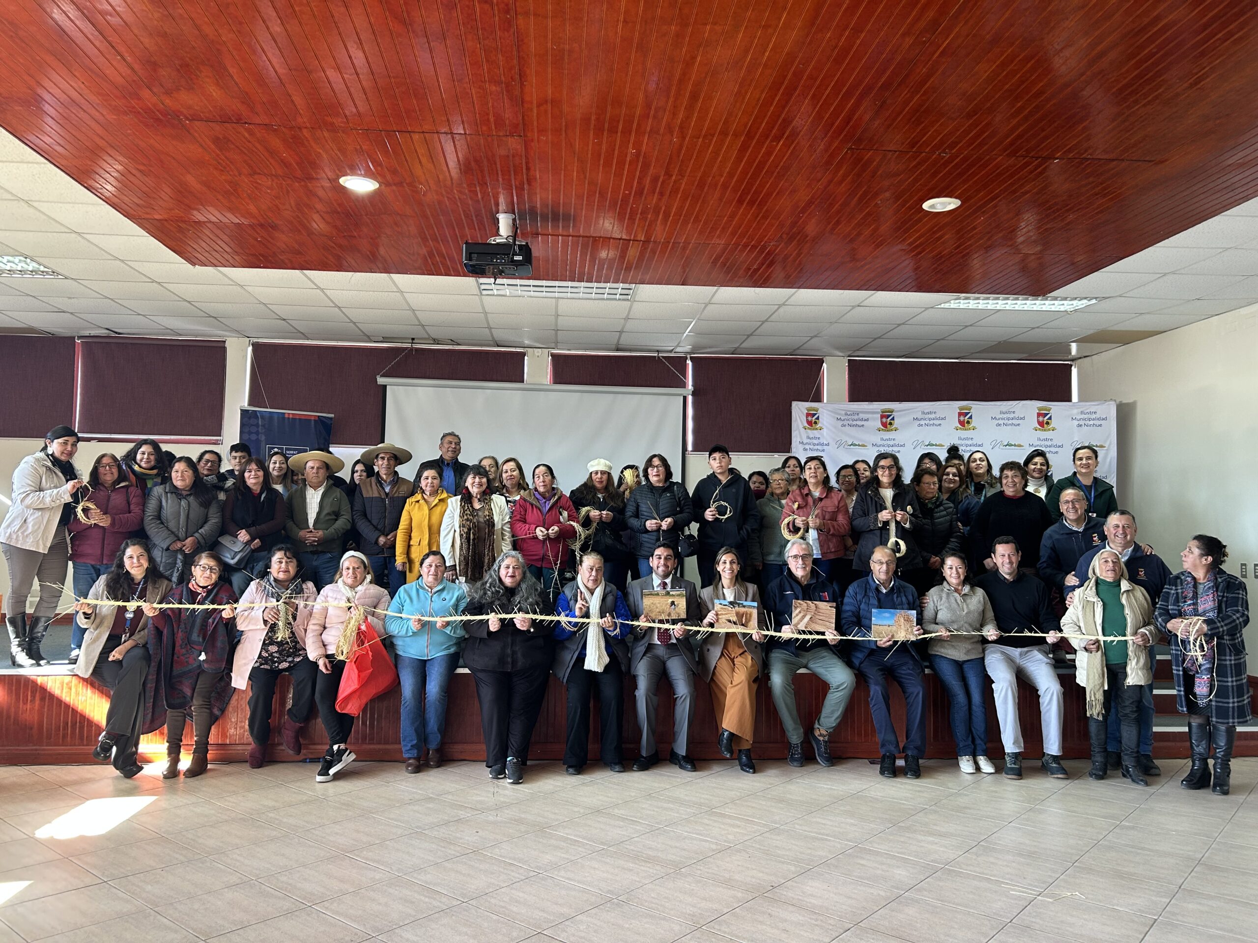 Encuentro de Colchanderos releva la memoria del cultivo tradicional de la paja de trigo en la provincia de Itata