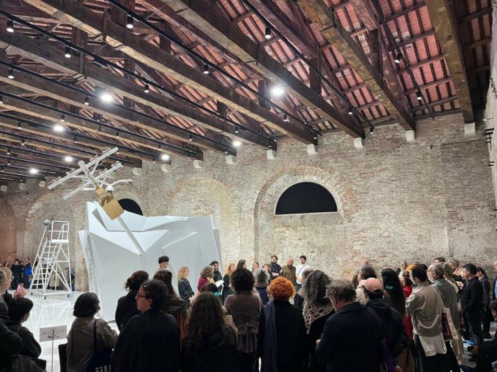 Entre aplausos Chile inaugura Pabellón “Inter-Reality” en la 61° Bienal de Venecia
