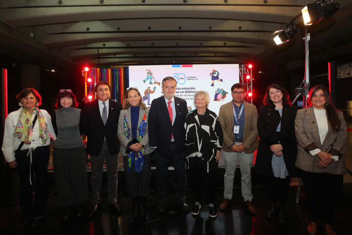 Ministerio de las Culturas celebra 30 años de Bibliometro