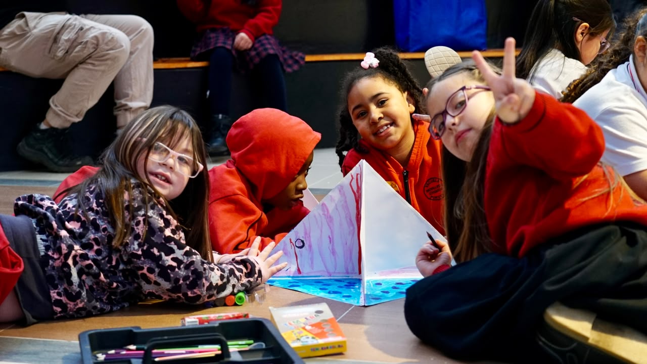 Estudiantes de Porvenir diseñan la nueva programación de CECREA