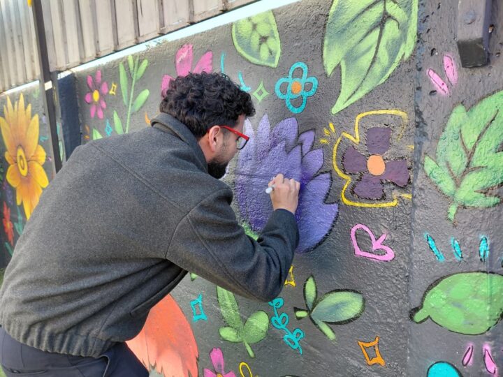 El arte como refugio: adolescentes de residencia de protección inauguran mural colectivo