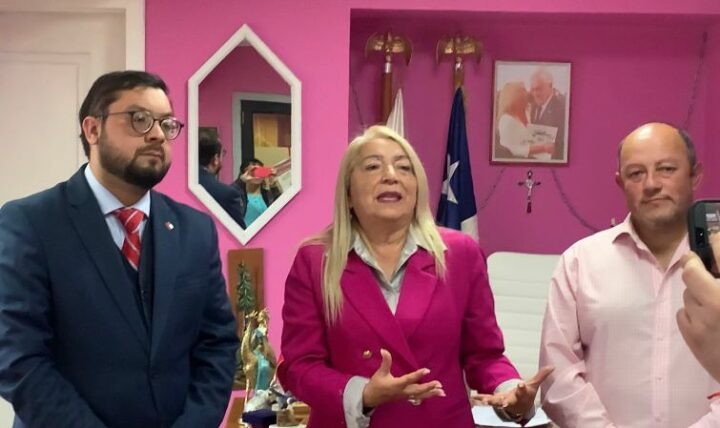 Seremi Los Lagos impulsa trabajo conjunto entre municipios de Hualaihué y Puqueldón
