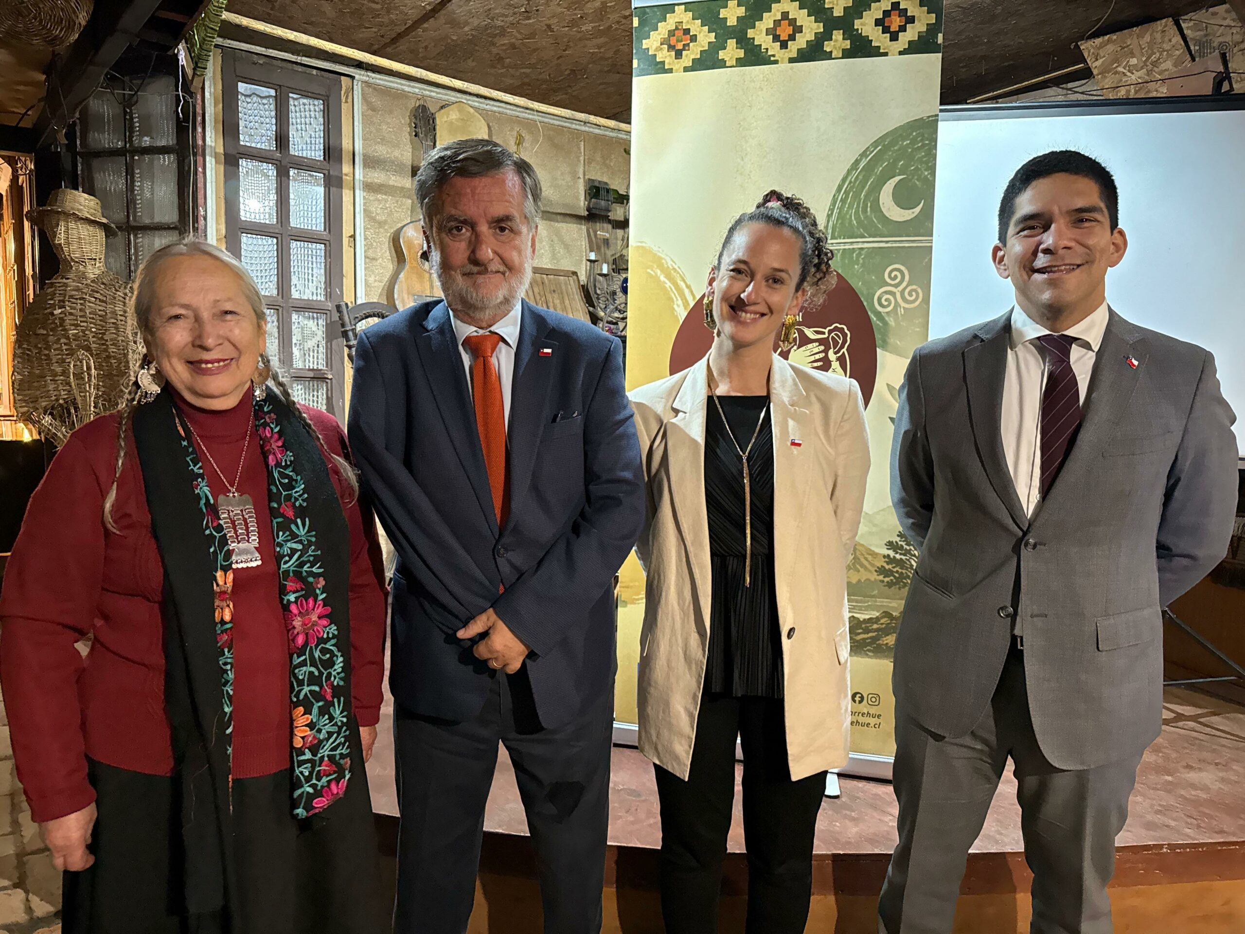 Ministro Undurraga visita el Centro de Cultura Tradicional Curarrehue