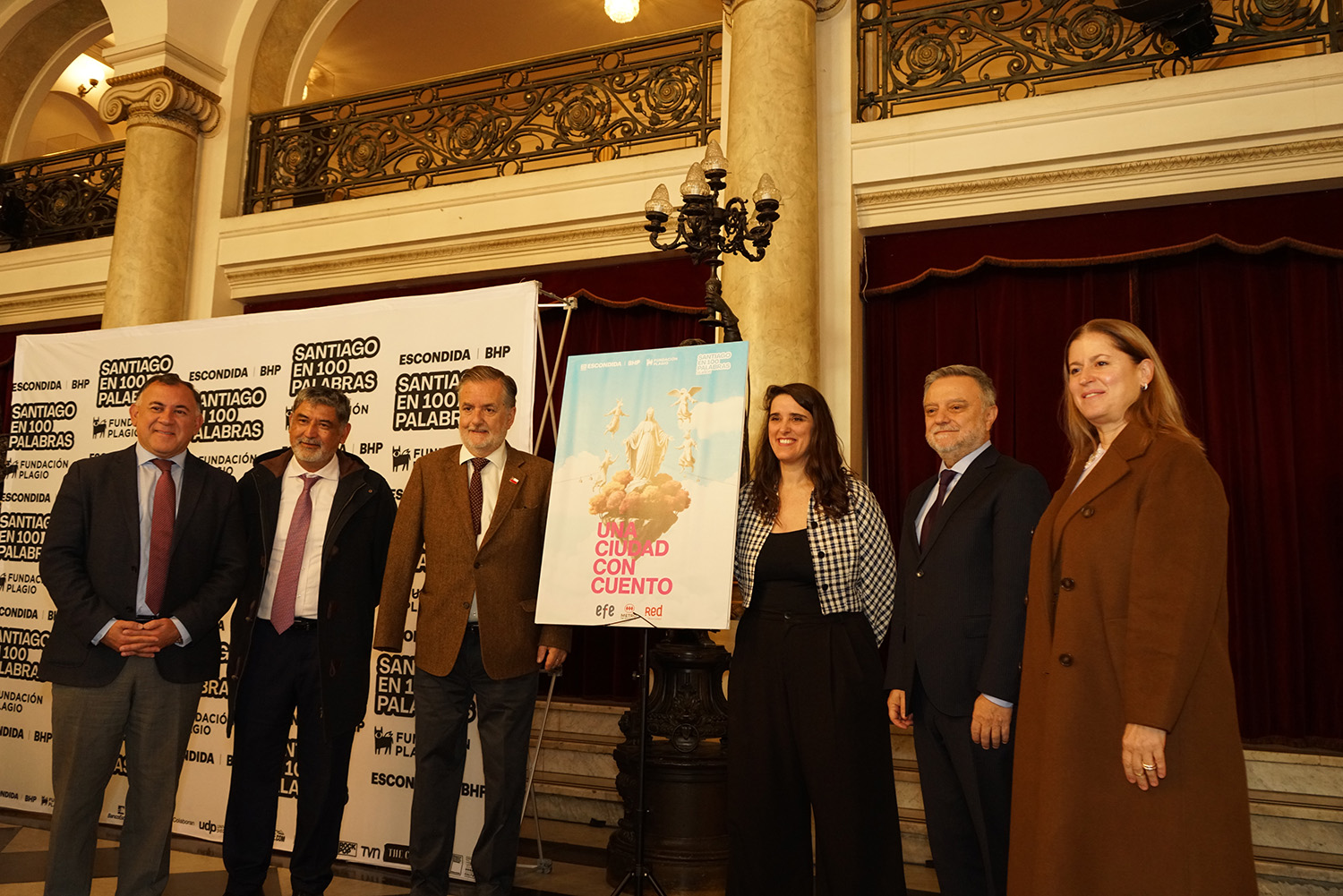 Ministro de las Culturas asiste al lanzamiento de la nueva tarjeta Bip! de Santiago en 100 Palabras como parte de sus 25 años