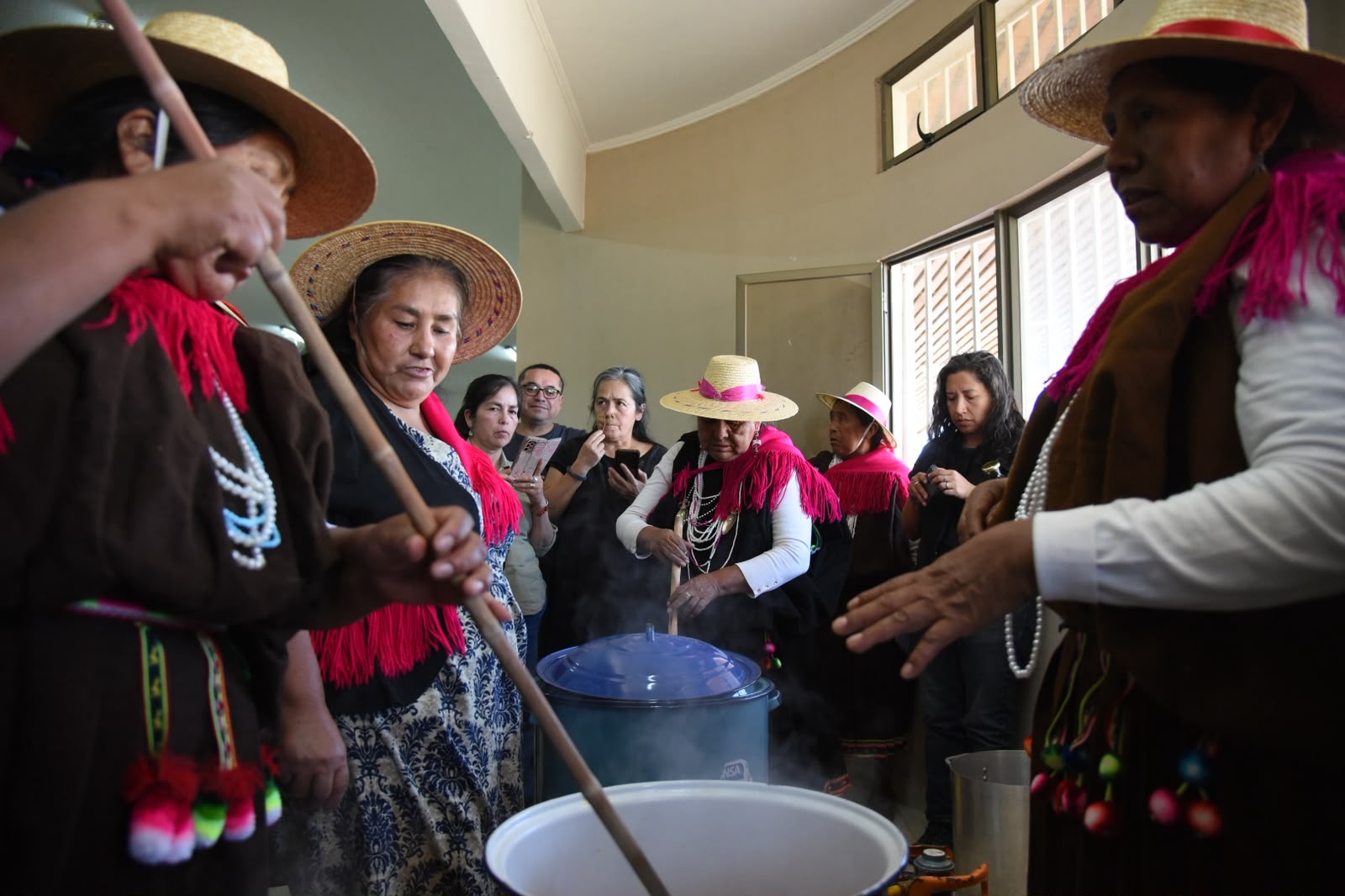 Artesanas textiles de Aysén y otras seis regiones se reúnen en la Ruta de la Identidad en Tarapacá