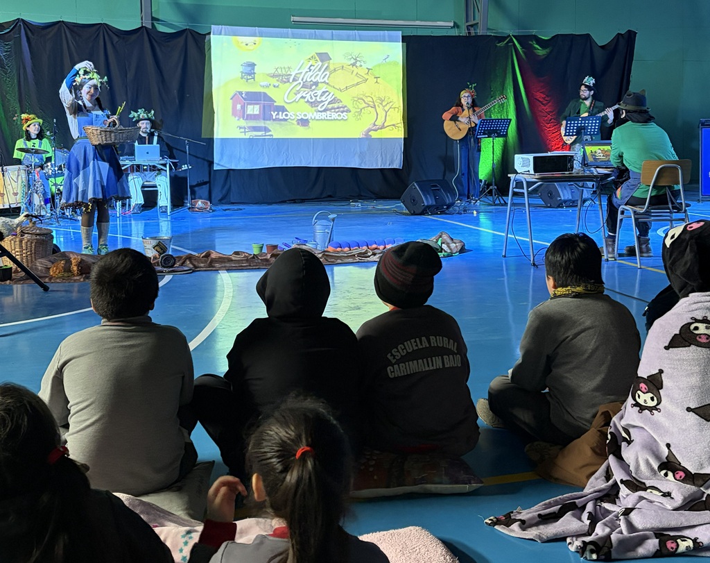 Alianza entre Seremi de las Culturas y municipalidad de Río Bueno permitió a niños de Carimallín disfrutar del teatro